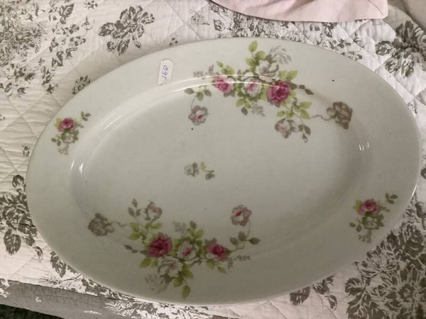 Platte schaal met rozen.