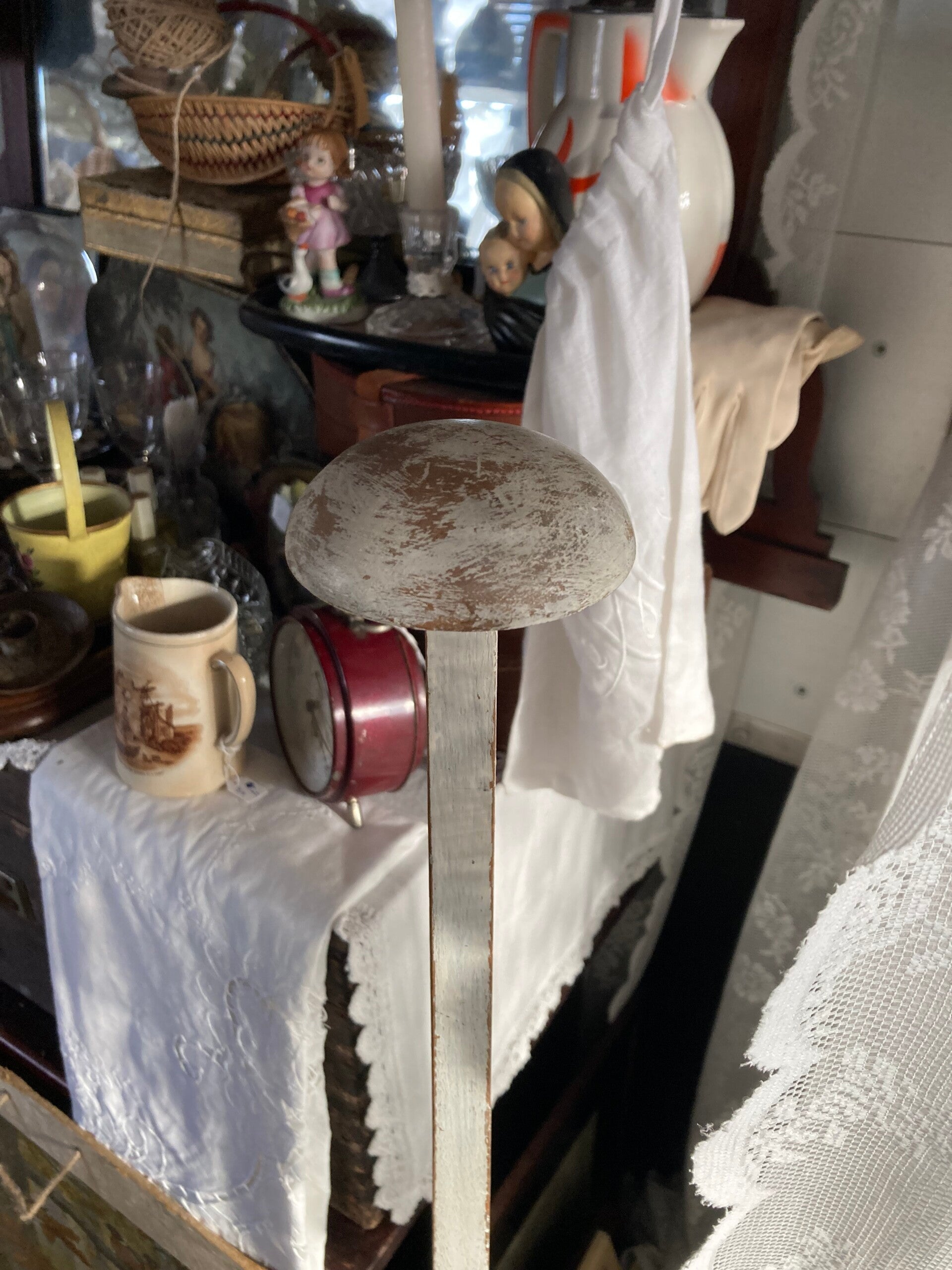 Oude hoge hoedenstandaard