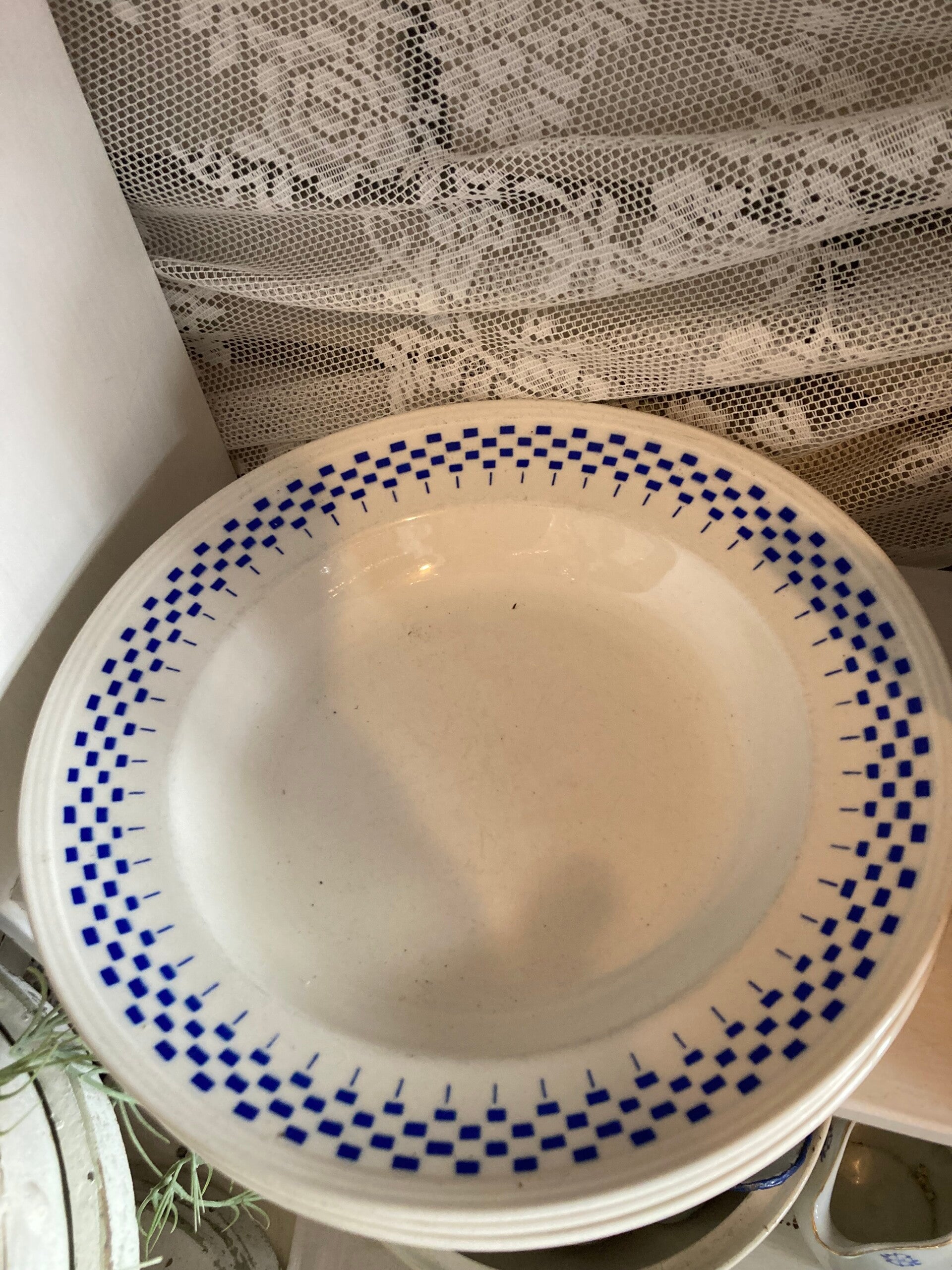 3 diepe borden van Boch met blauwe blokjes