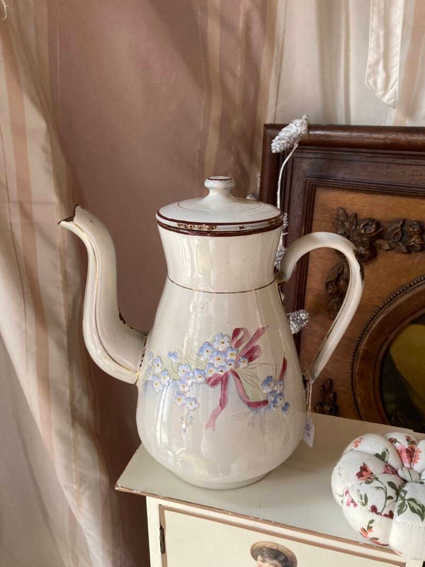 Emaille kan met bloemetjes