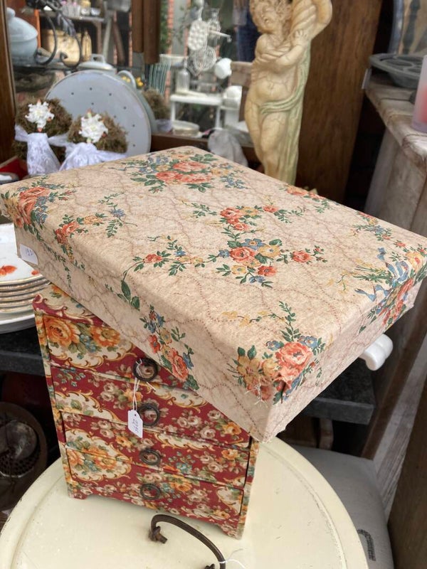 Antiek stoffen doosje met bloemetje