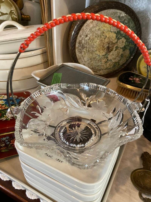 Vintage schaaltje met geslepen bloemen