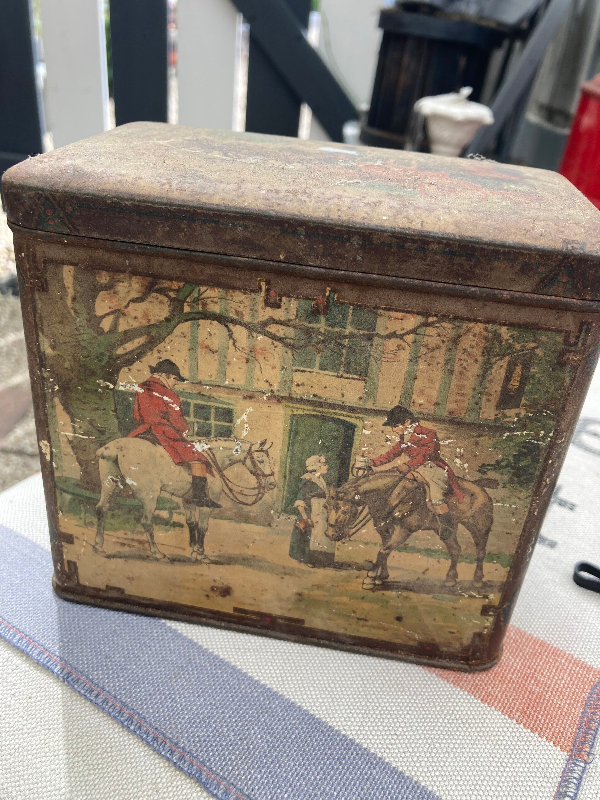 Blikje met paarden tafereel