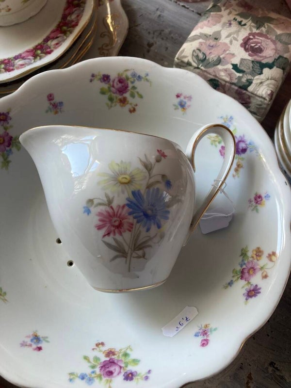 Melkkannetje met roze en blauwe bloemetjes