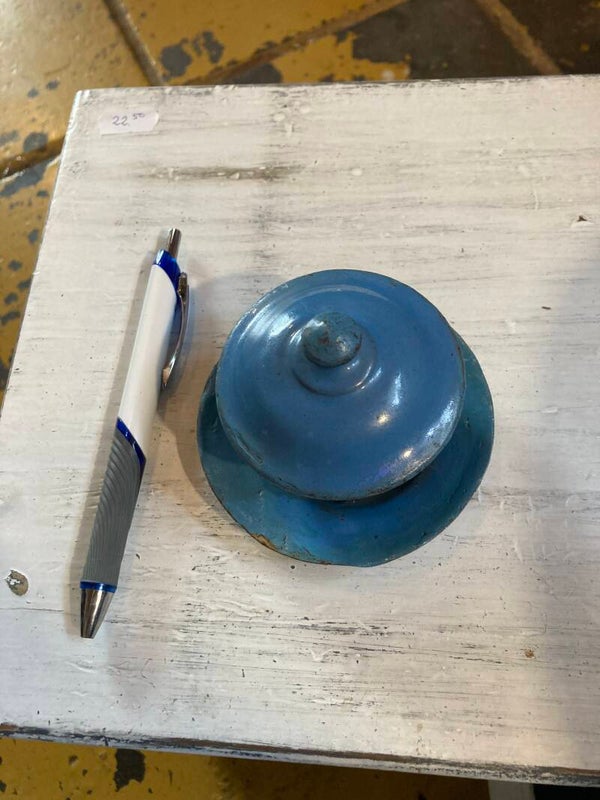 Blauw kinderemaille botervlootje.