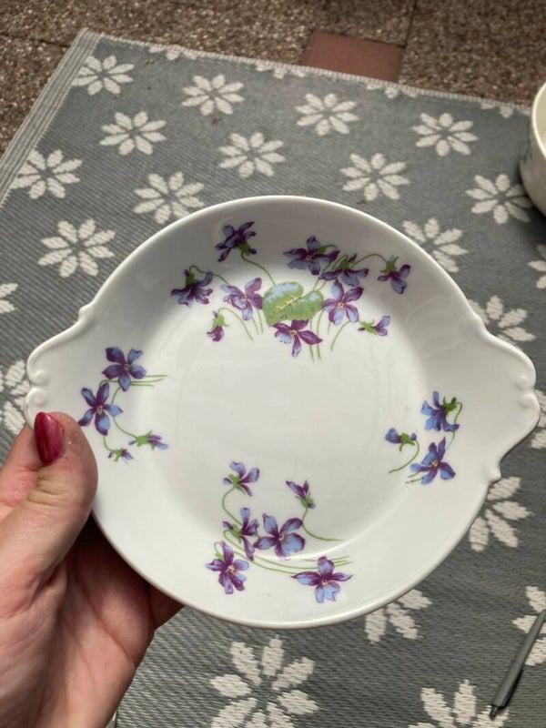 Wit porselein schaaltje met viooltjes
