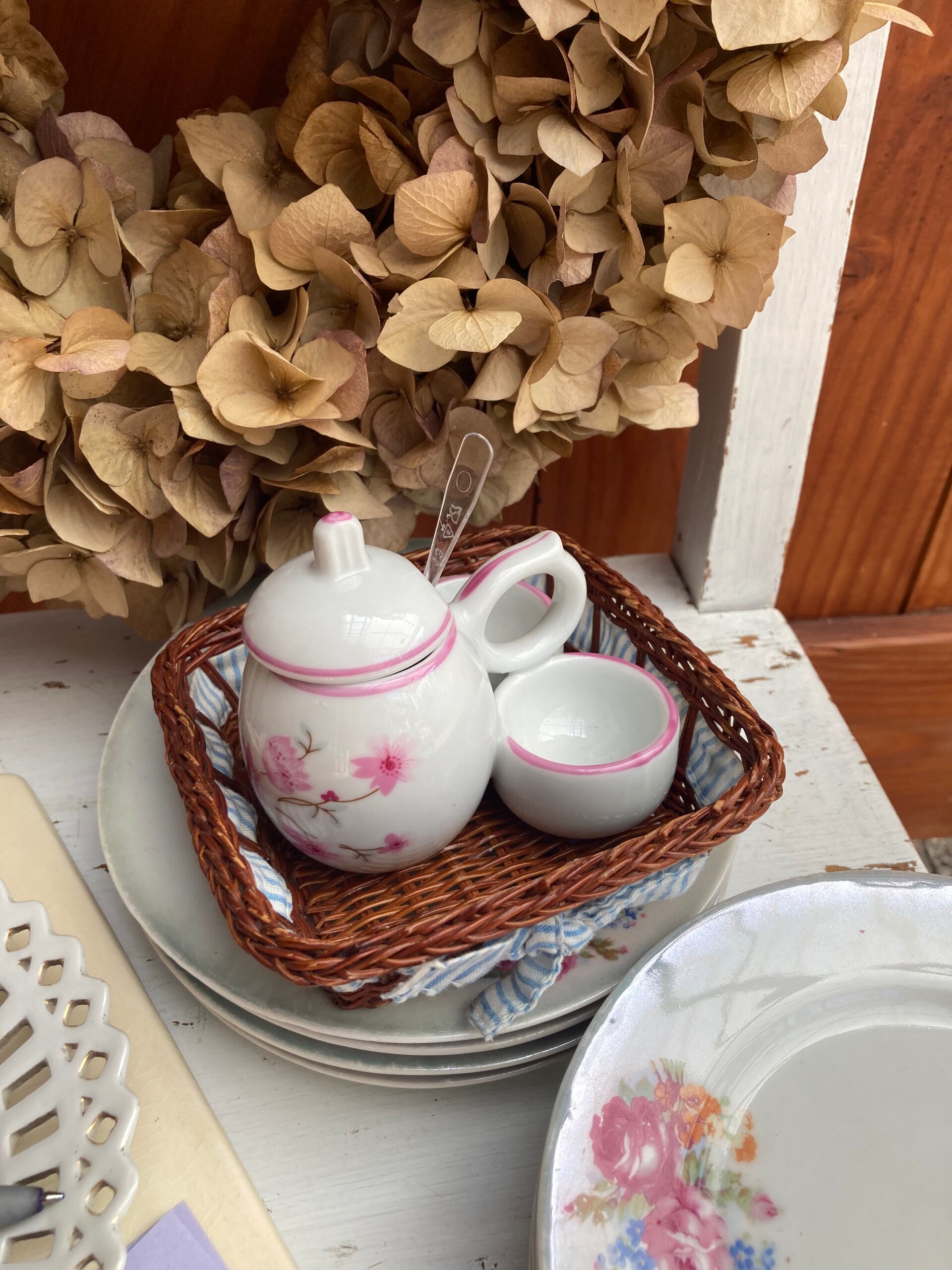 Mosterd setje met lieve roze bloemetjes.