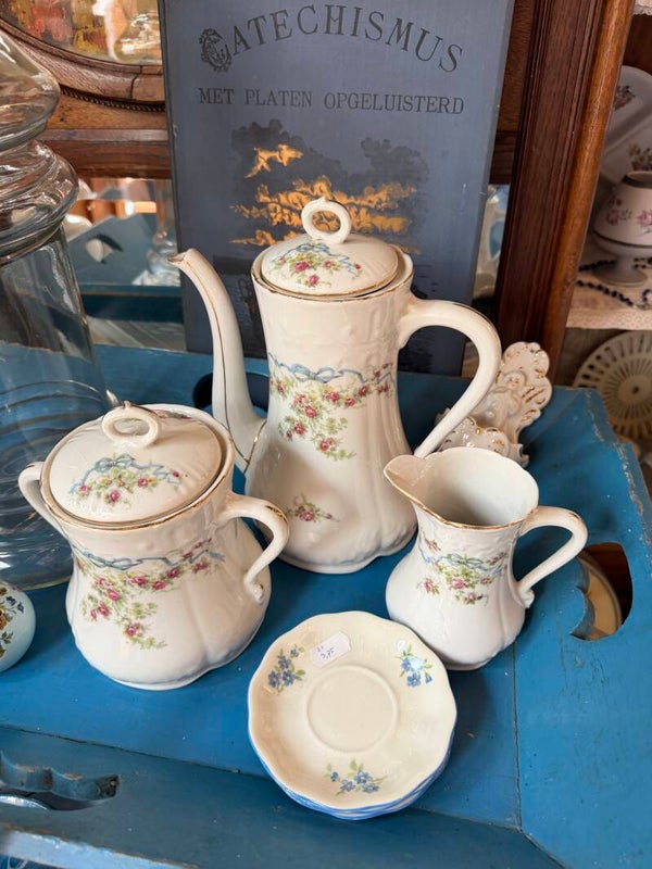 Koffiekan grote suikerpot en melkkannetje Frans met bloemetjes set