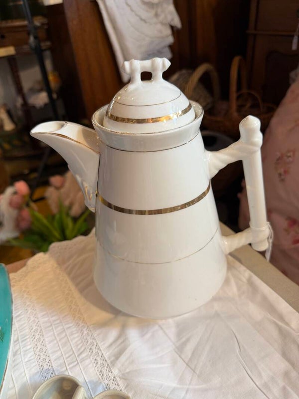Witte aardewerk koffiekan met goud