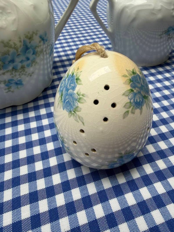 Pomander  met blauwe bloemetjes