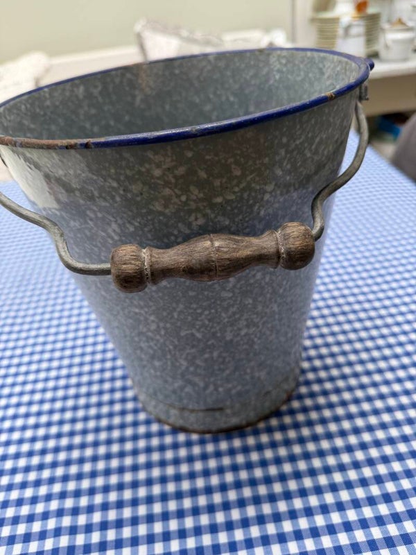 Emaille grijs gespikkelde emmer met blauw randje