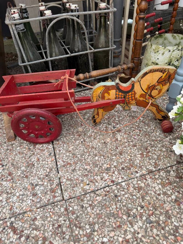 Oud kinderspeelgoed paard met kar