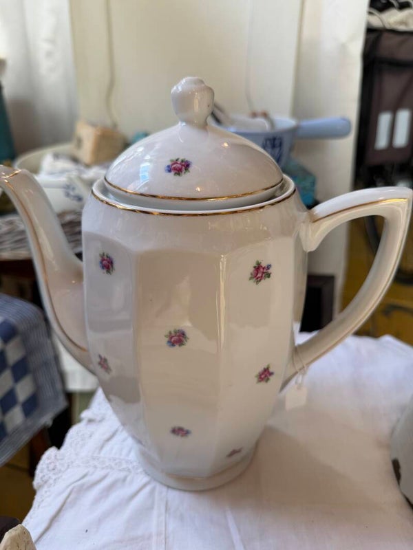 Koffiekan met kleine bloemetjes