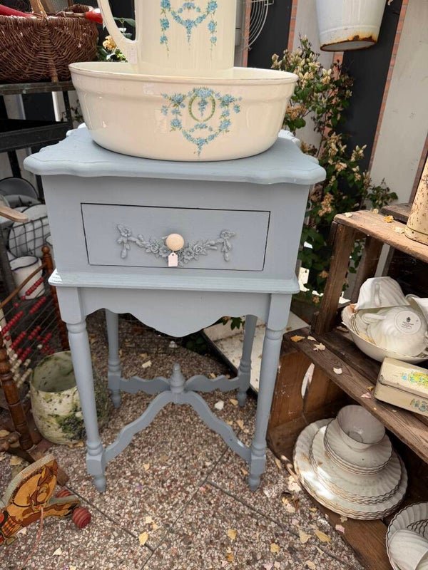 Kastje oud brocante in het blauw