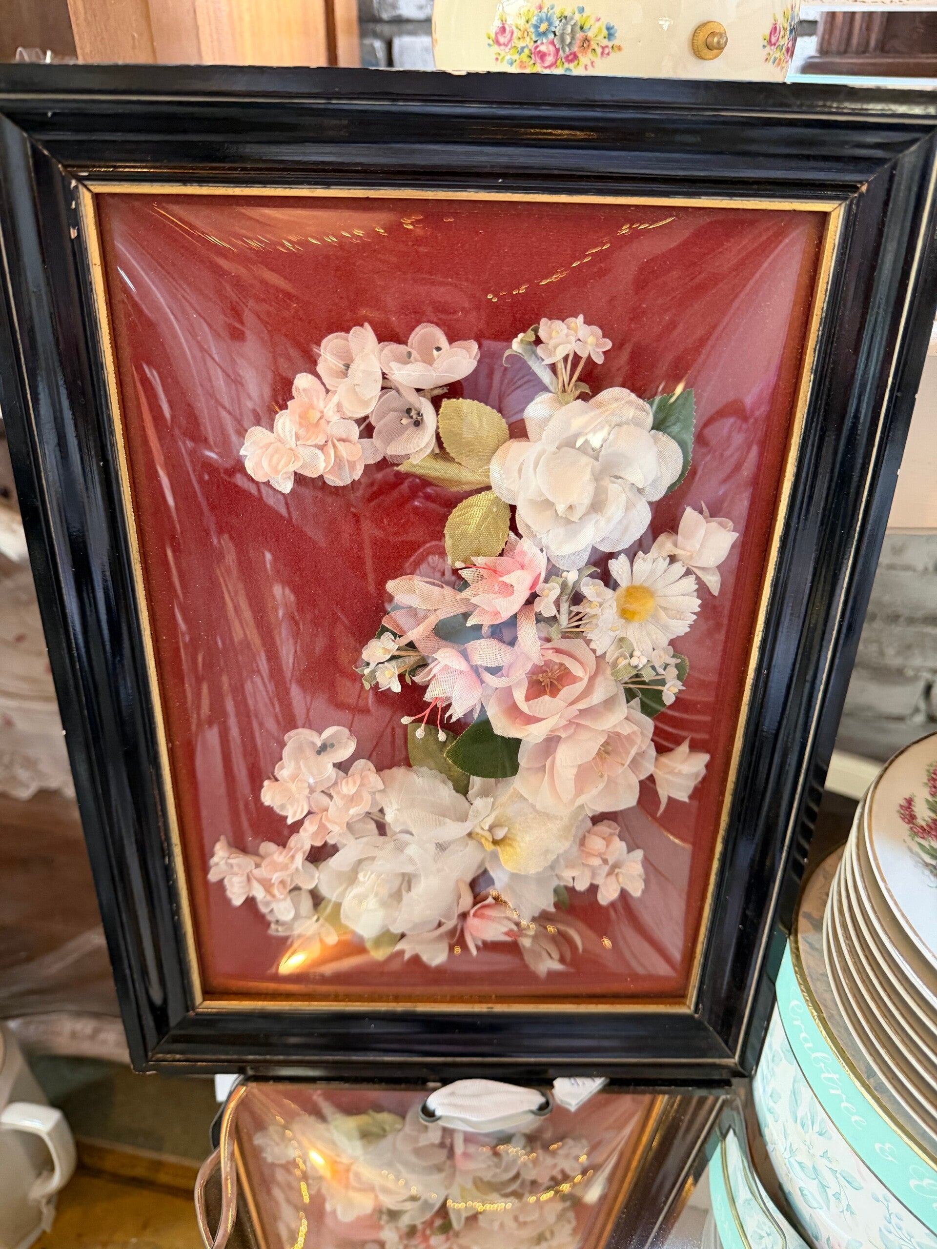Lijst met bolglas en zijde bloemen