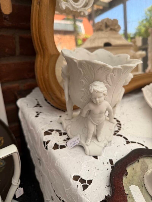 Bloempot met 3 Engeltjes van biscuit porselein