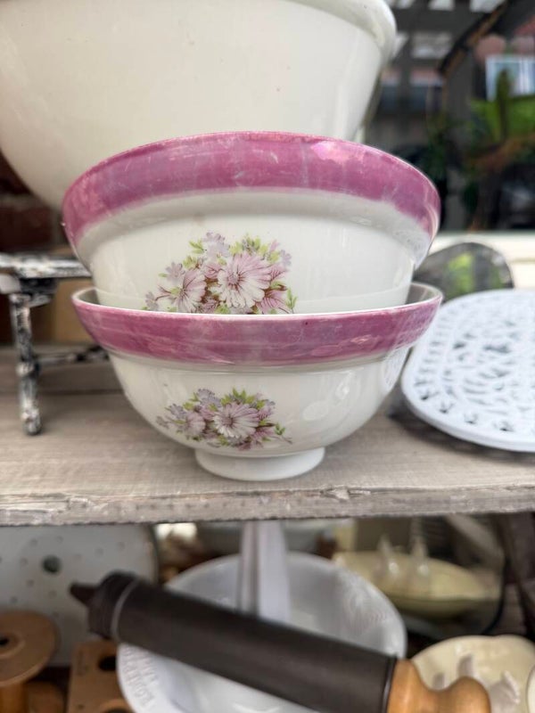 Schaal vintage met bloemen en een rand met roze parelmoer