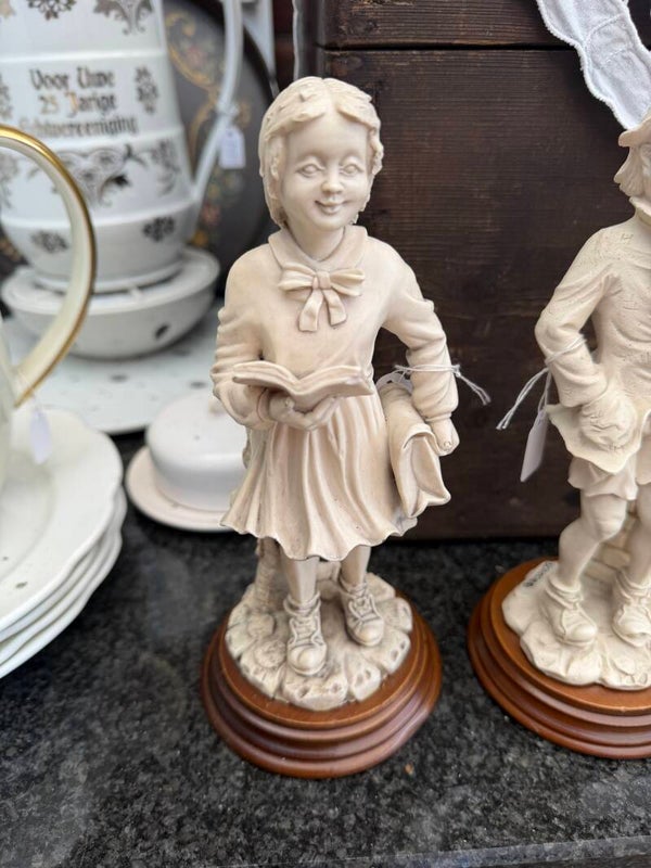 Beeldje van meisje in Capodimonte style
