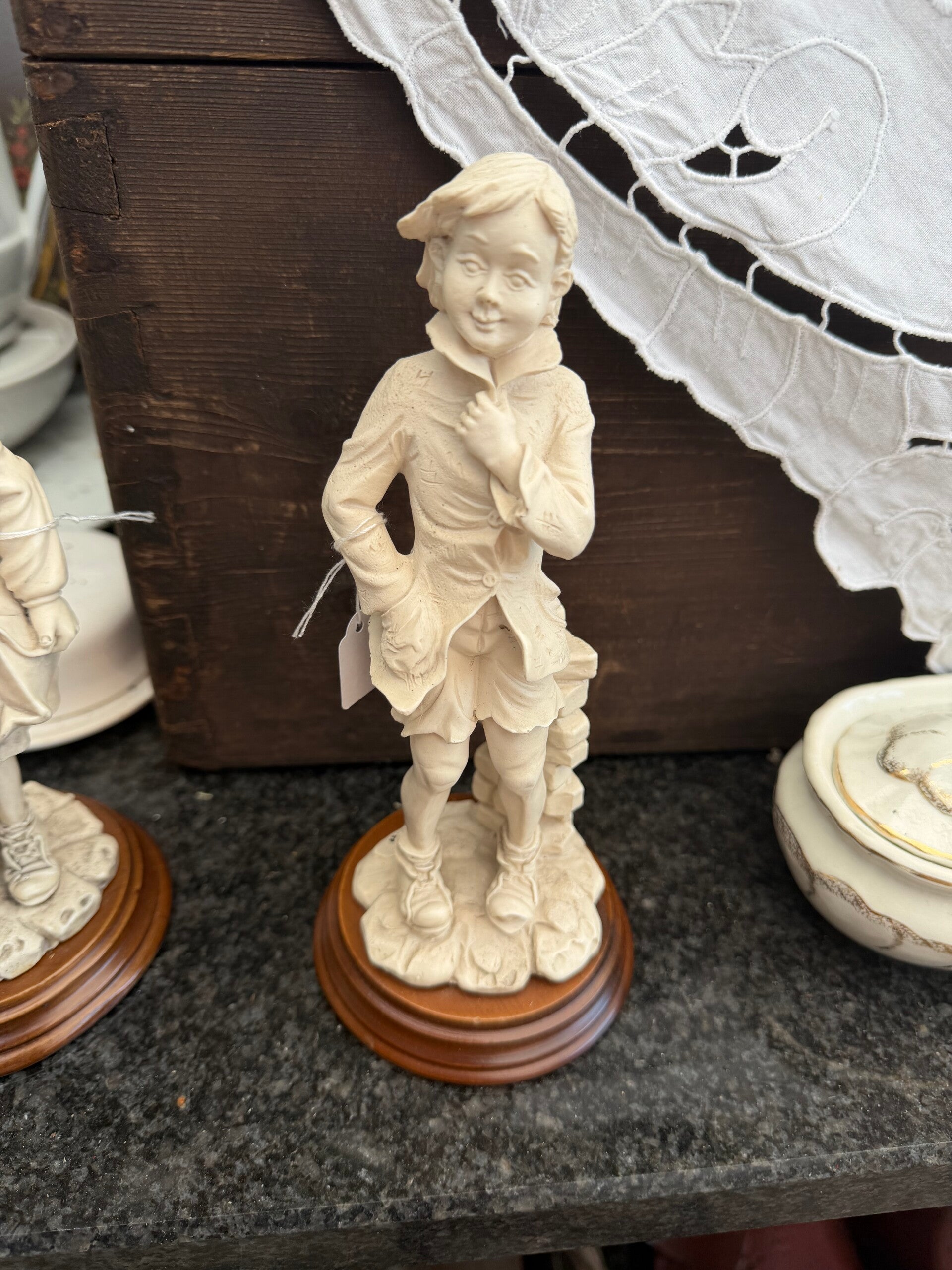 Beeldje van een jongen in Capodimonte style