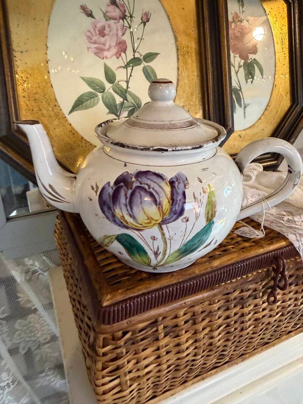 Emaille kannetje met tulpen