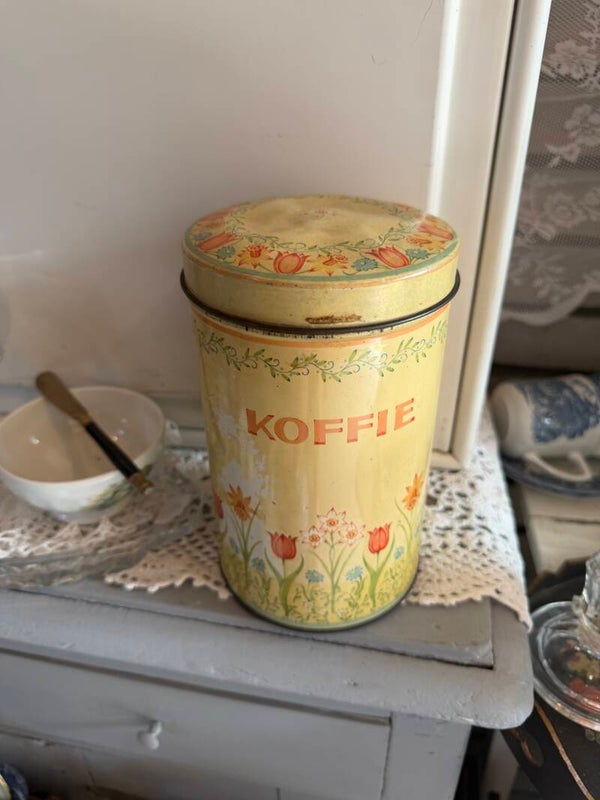 Blik met koffie erop met tulpjes en bloemetjes