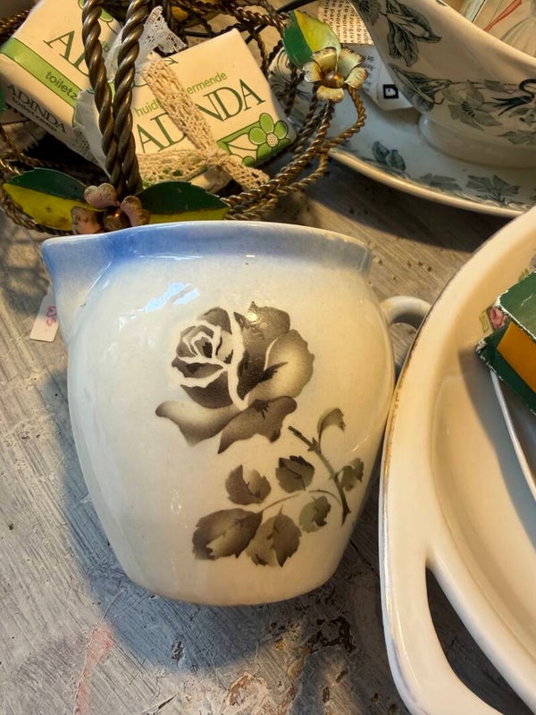 Melkkannetje van Ditmar Urbach met roos en blauw randje