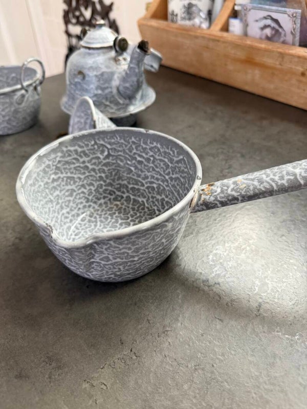 Klein emaille steelpannetje grijs gewolkt
