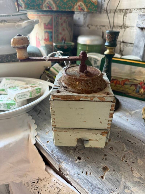 Koffiemolen oud en is zachtgroen