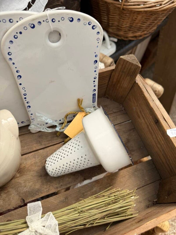 Filter, trechter, vergiet van wit emaille met blauw randje