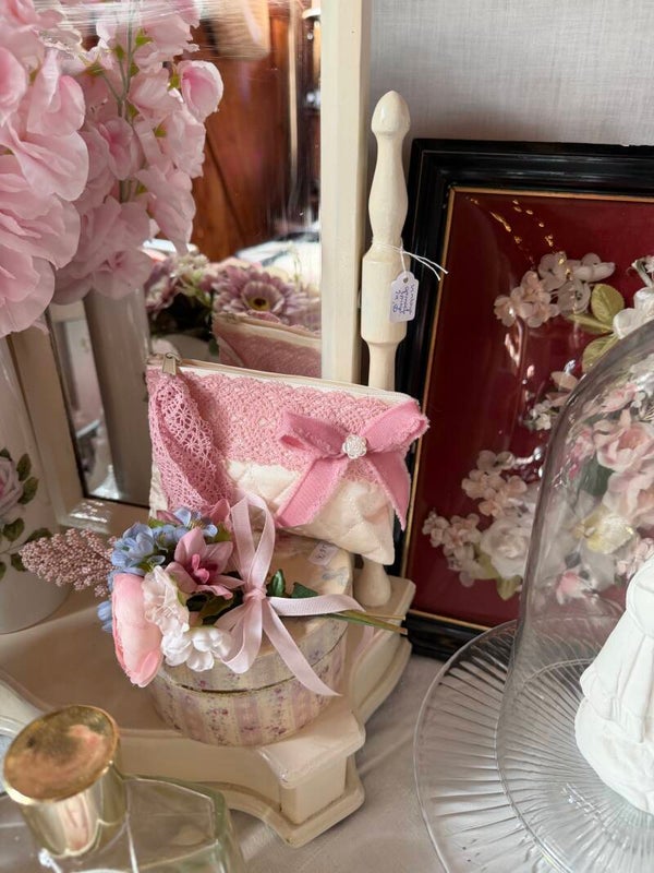 Tasje klein met roze en heeft een ritsje.