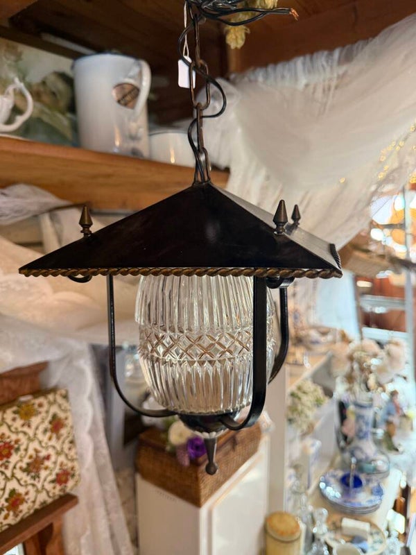 Lampje, vintage lantaarn van zwart metaal en smeedijzer