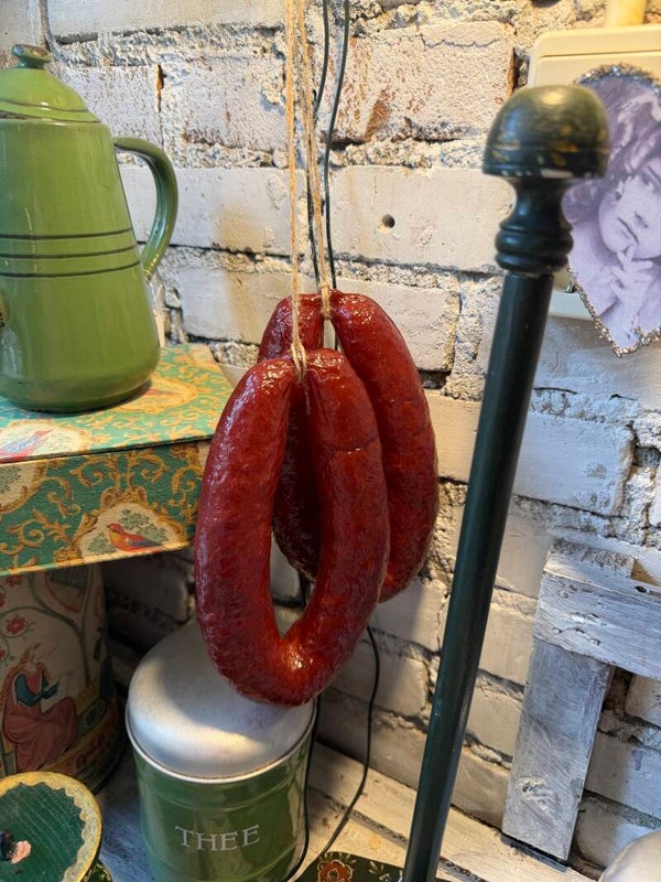 Rookworst voor decoratie voor in de landelijke keuken.