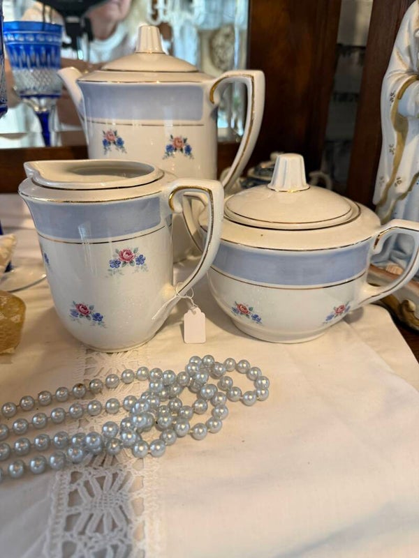Suiker en melk met lieve bloemetjes