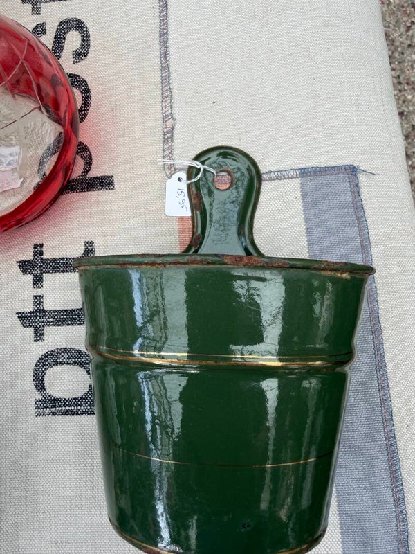 Zeepkop van donkergroen emaille met gouden randjes.