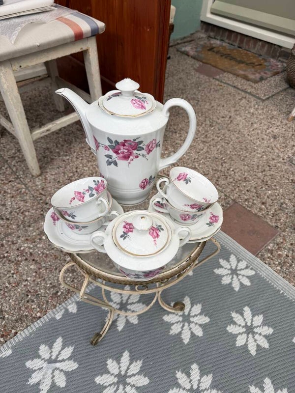 Koffiepot /theepot met suiker en 3 kop en schotels met bloemen