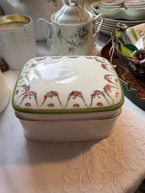 Bonbonnerie of snuisterijen doosje van aardewerk