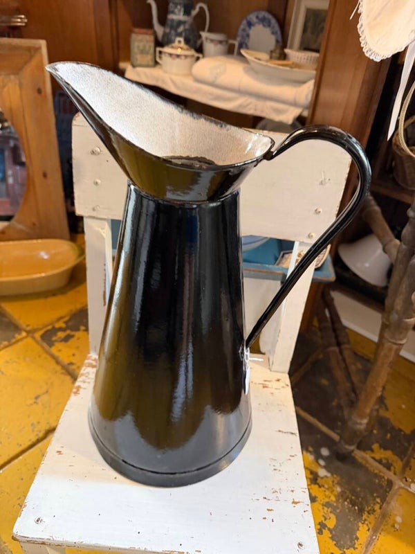 Waterkan of lampetkan in zwart emaille