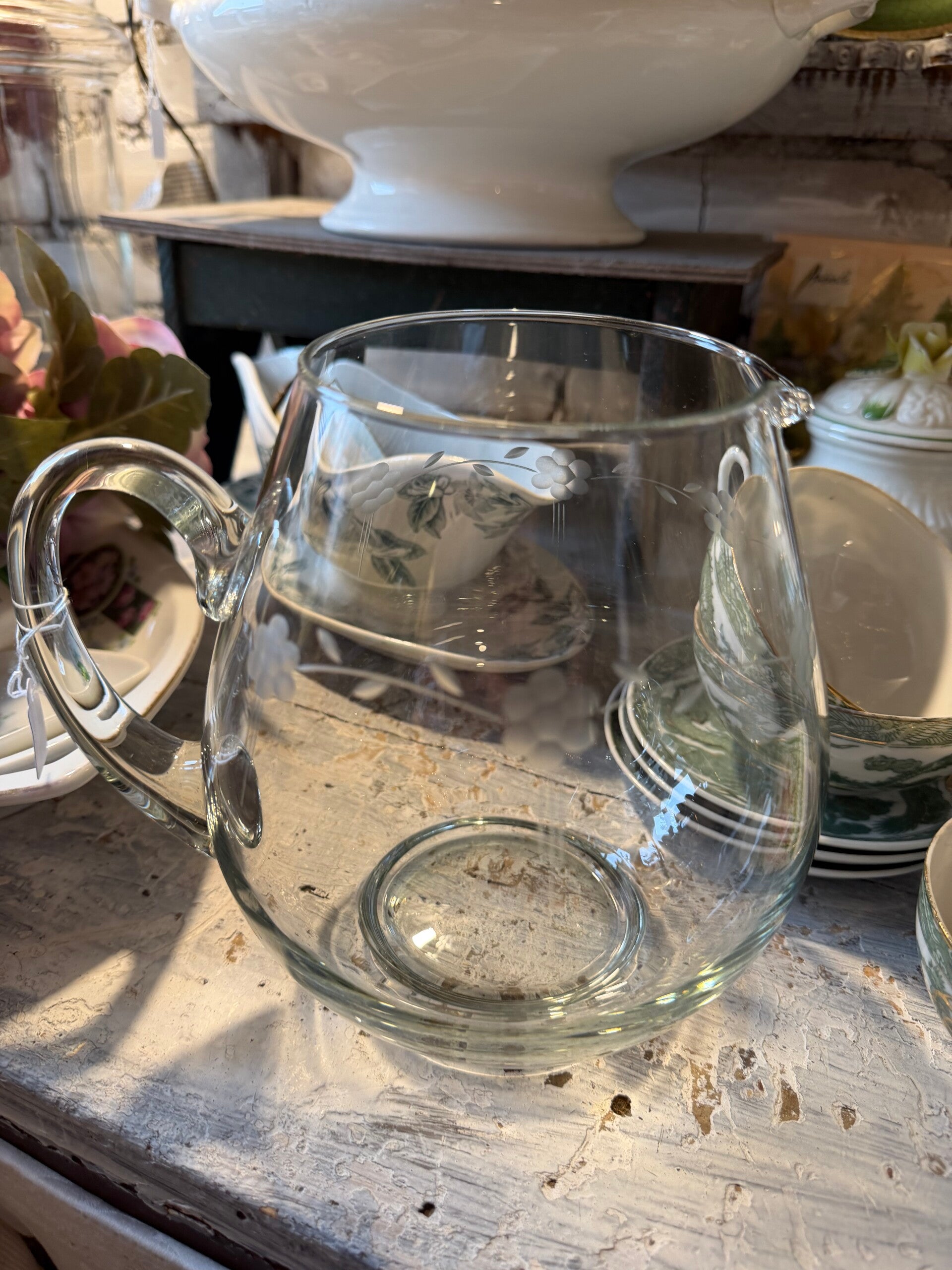 Glazen waterkan, met mooi gegraveerde bloemen