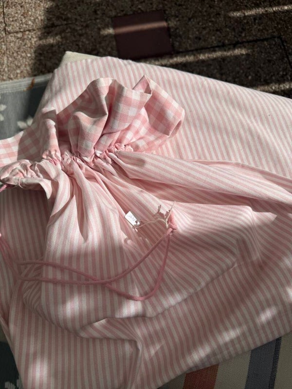Waszak in het roze streepje en ruitje