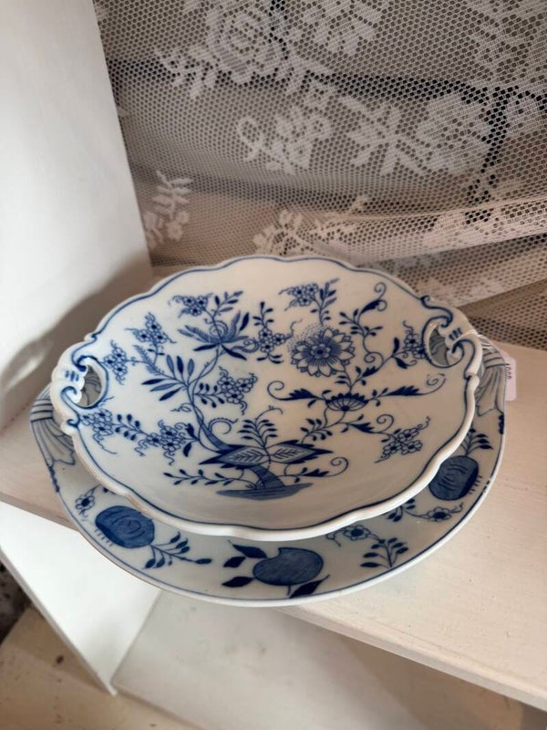 2 bordjes antiek met zwiebel muster decor