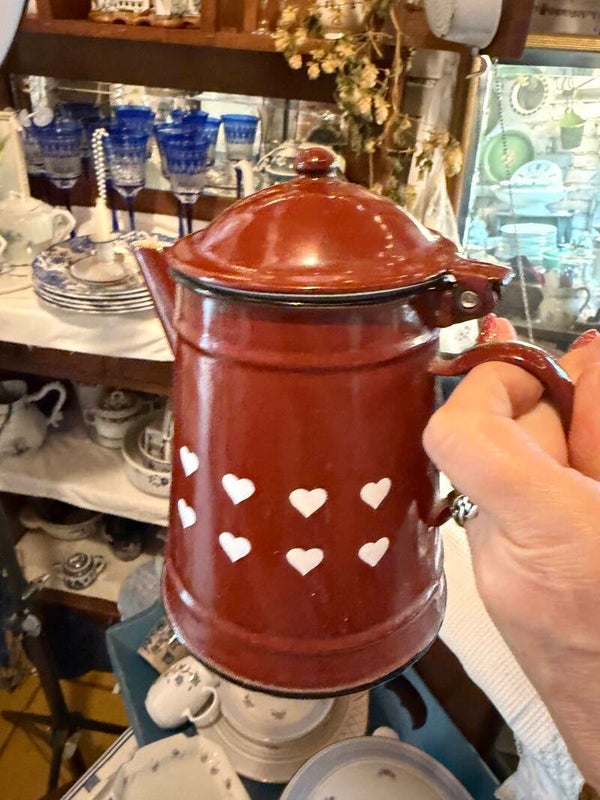 Emaille theekan rood/bruin met hartjes