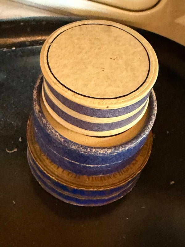 Kartonnen oude doosjes.