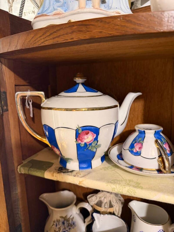 Art deco theekan met kop en schotel en melkkannetje