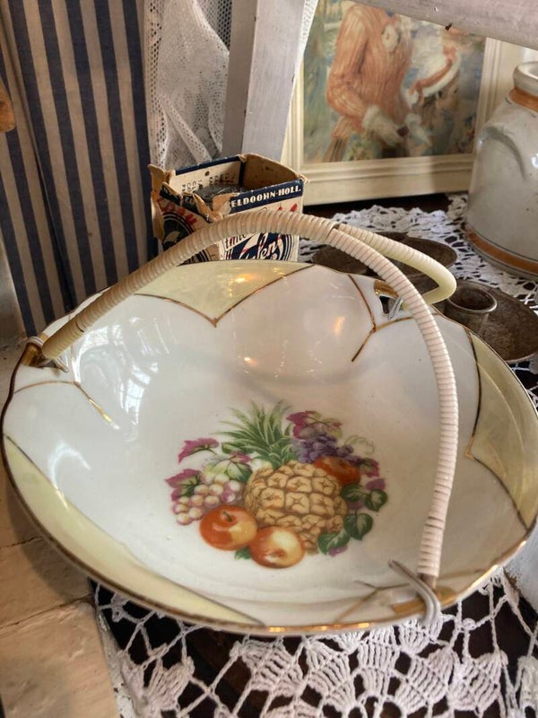 Vintage schaaltje met een afbeelding van fruit.