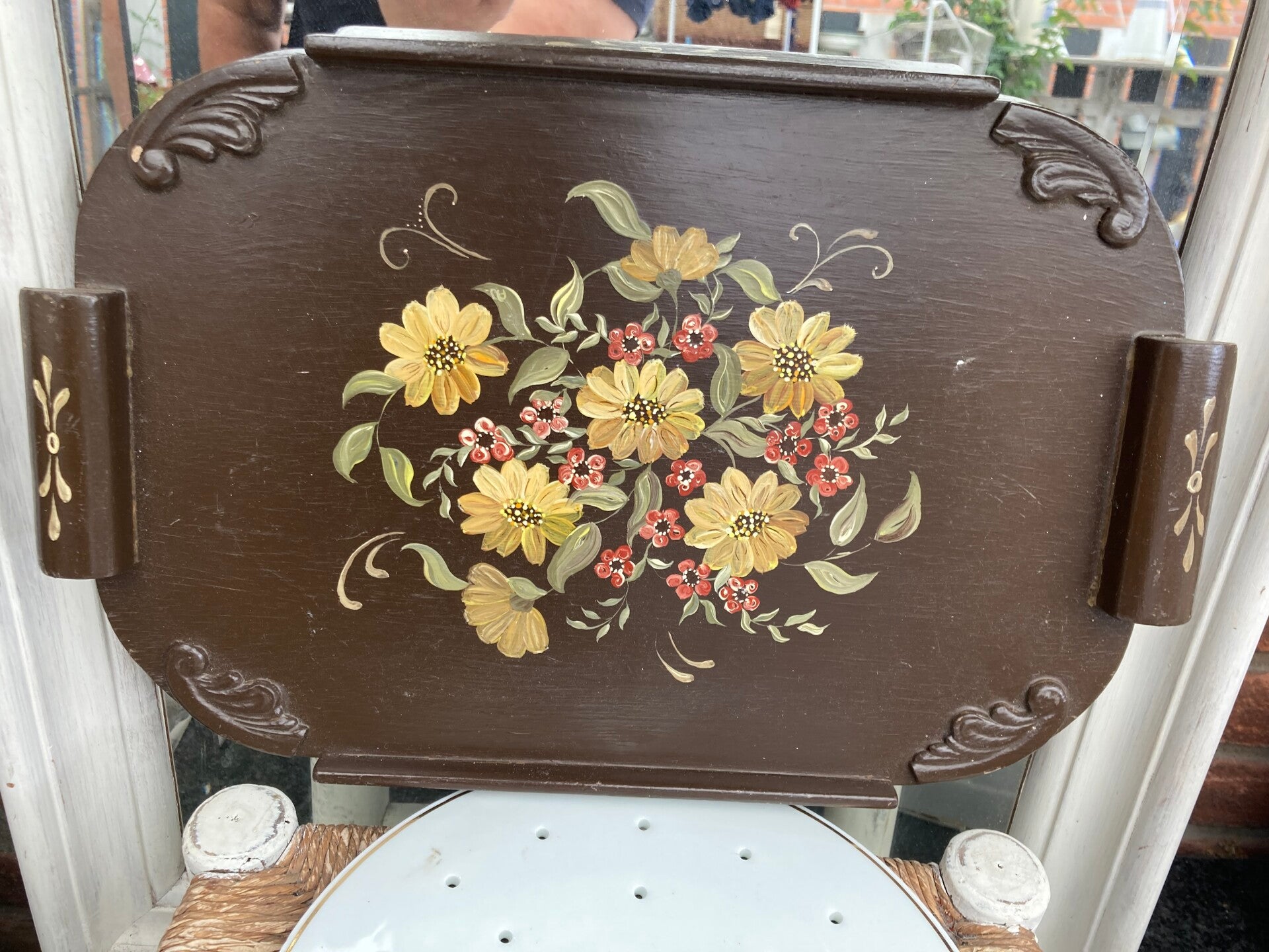 Bruin houten dienblaadje met handbeschilderde bloemen.