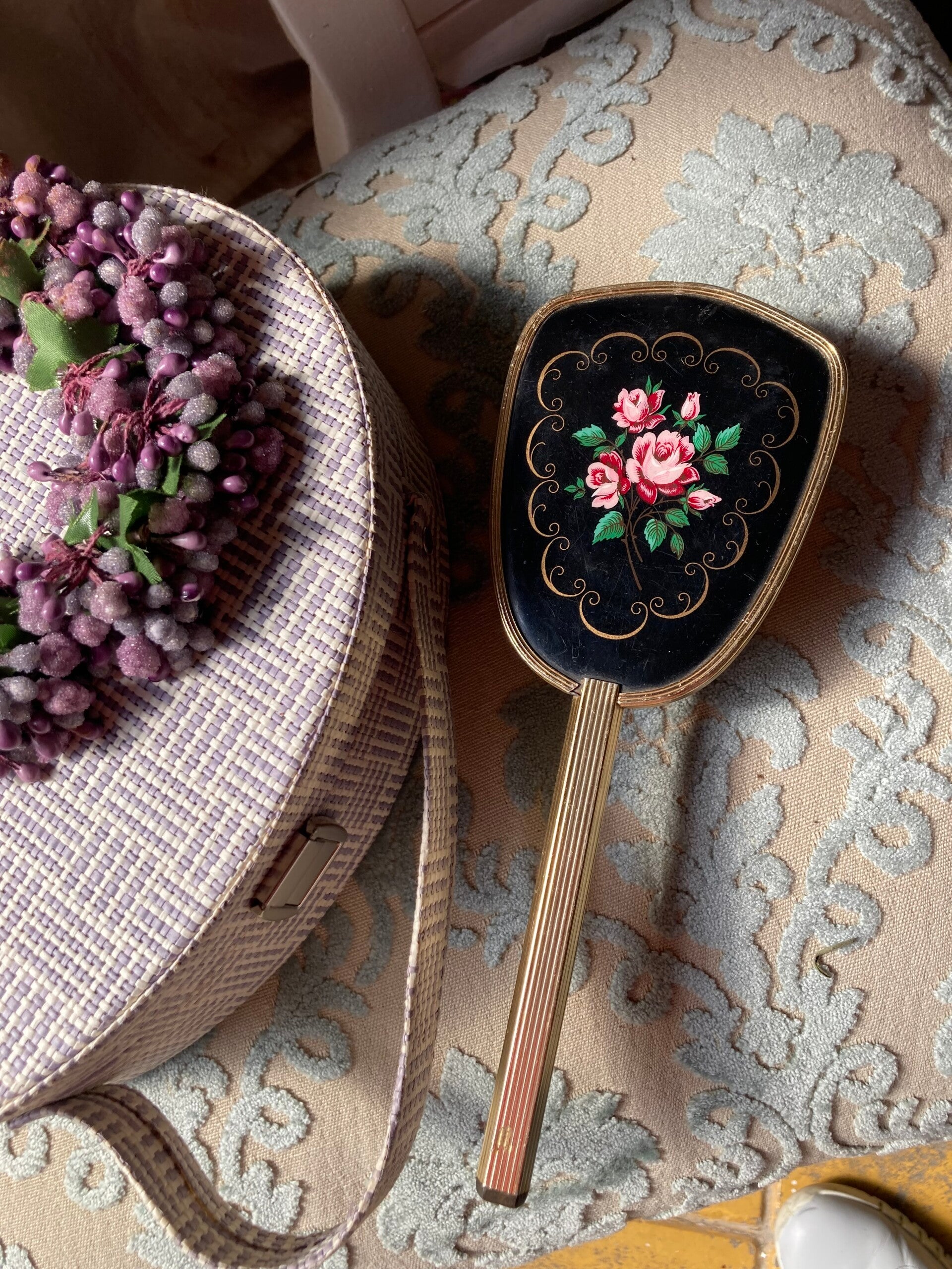 Oude kapborstel met roosjes