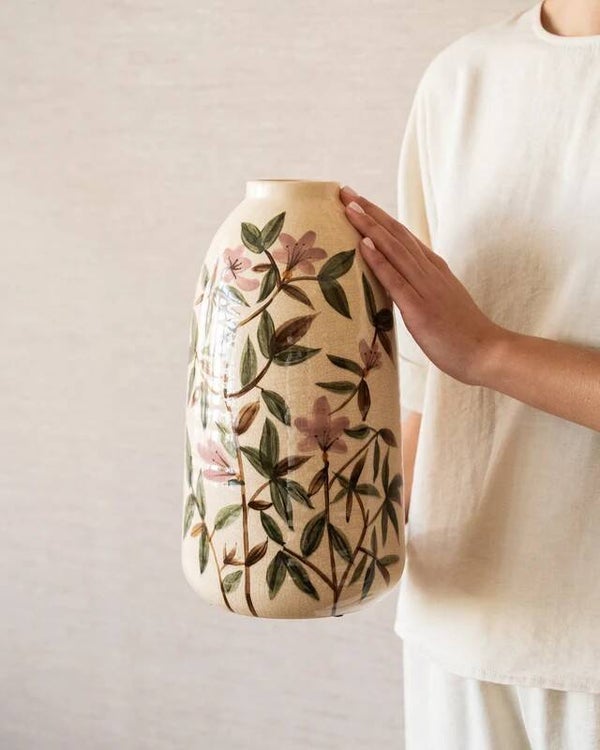 Handgeschilderde vaas met bloemenpatroon hoog 41 cm