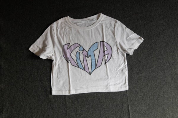 kitta merch kortgeknipt