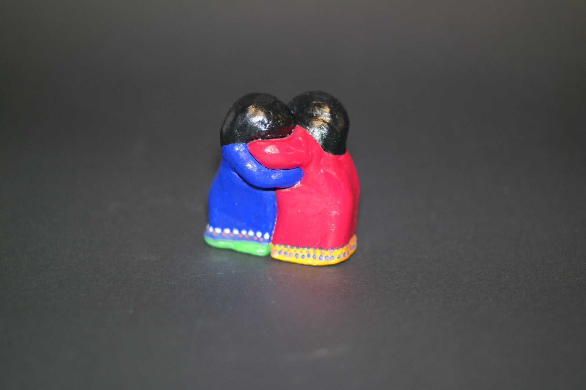 Dekofigur "Abbraccio" Schwarz - Rot  aus Keramiton Modellierton Handgemacht