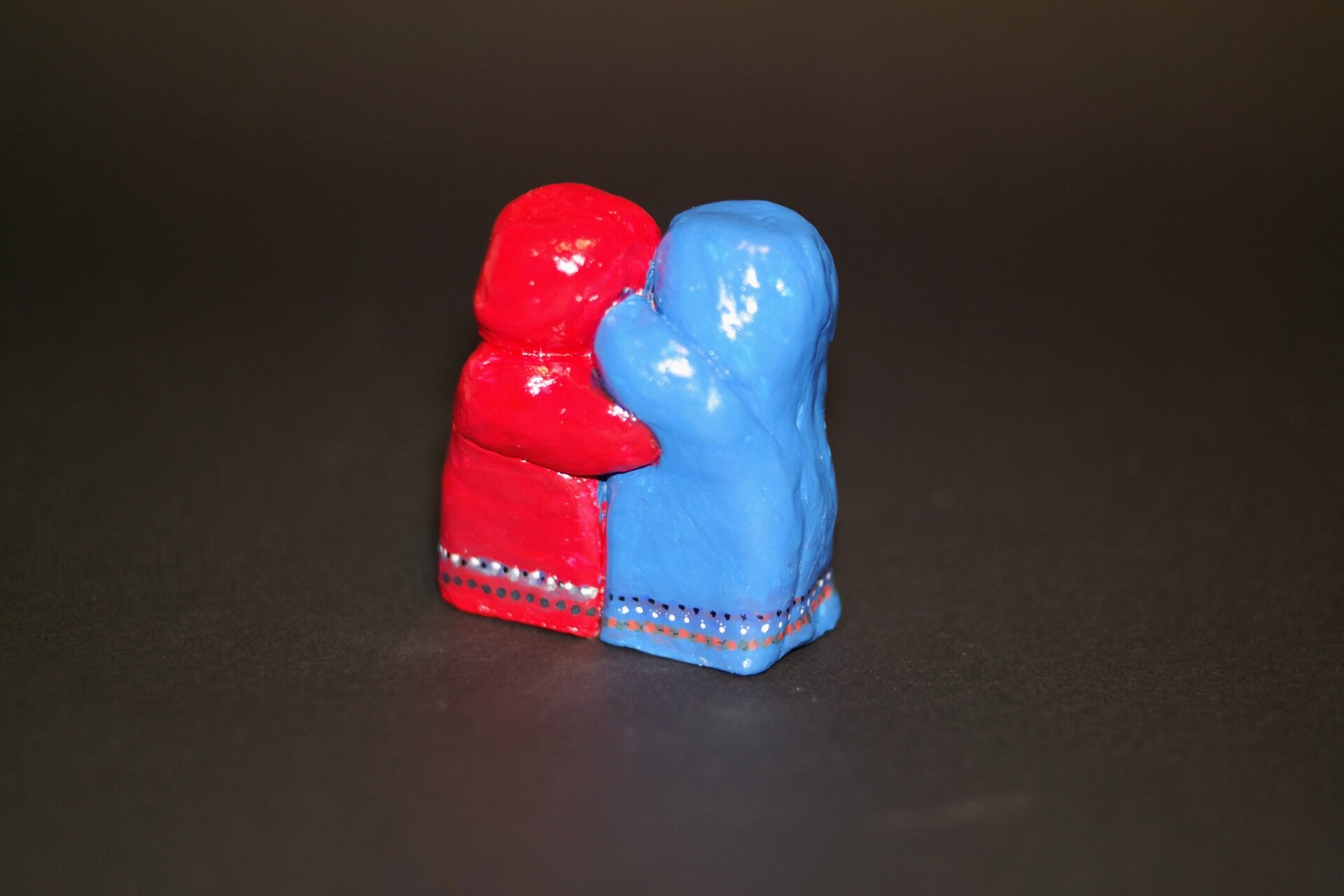 Dekofigur "Abbraccio" Blau - Rot aus Keramiton Modellierton Handgemacht